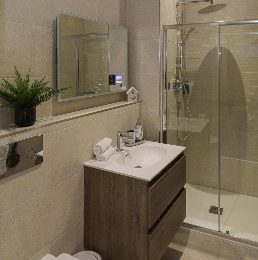 Appartamento Sapphire Seas Whitby Esterno foto